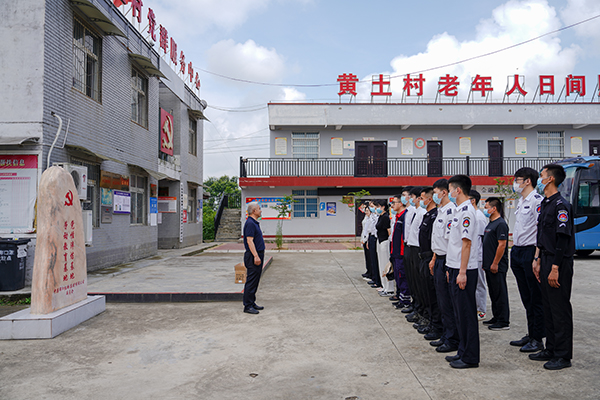 “助力鄉(xiāng)村振興，踐行艱苦奮斗” 將新員工黨性教育活動(dòng)搬到對(duì)口幫扶村1.jpg